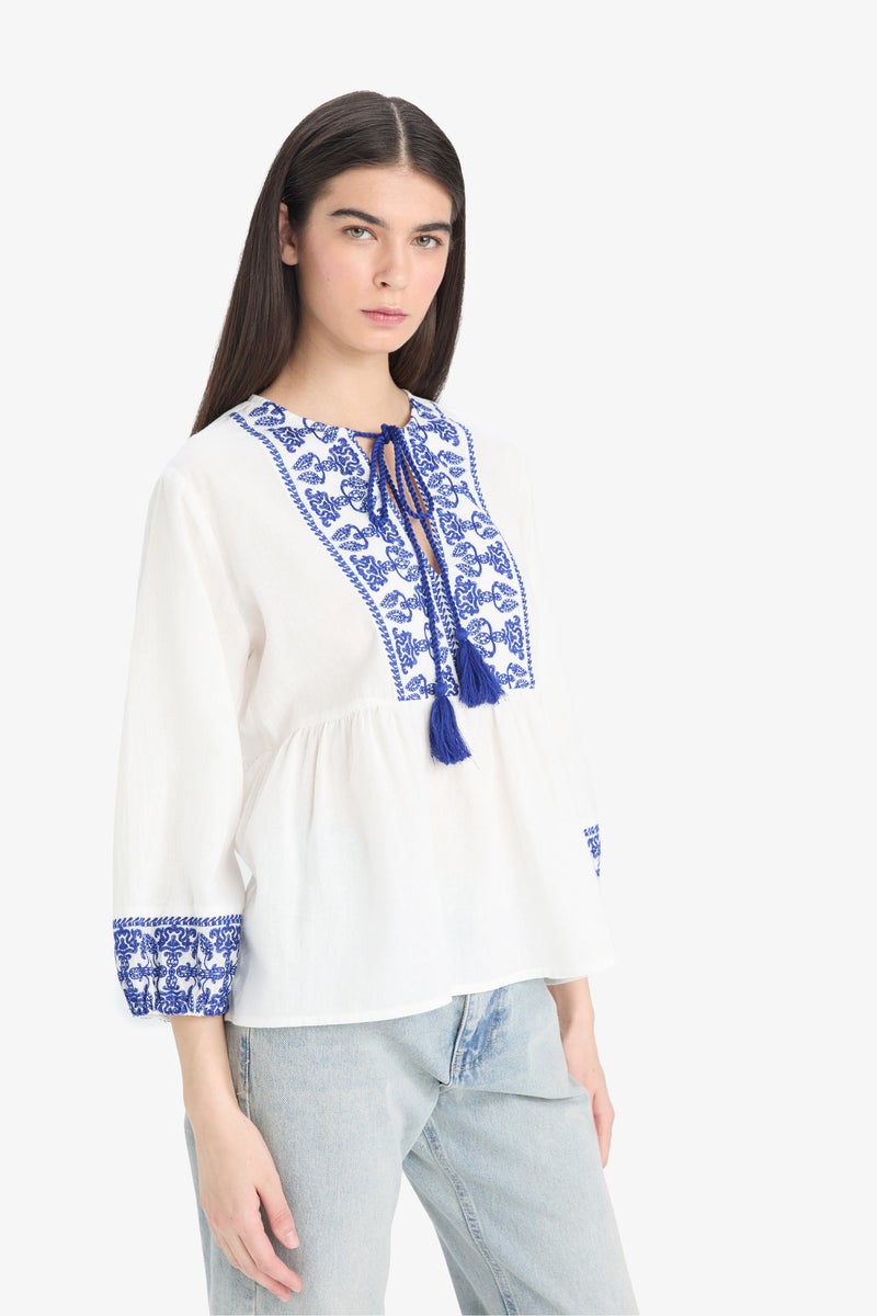 ديفاكتو بلوزة كم طويل مطرز ذو مظهر كتان قصة عادية أزرق - Image 3